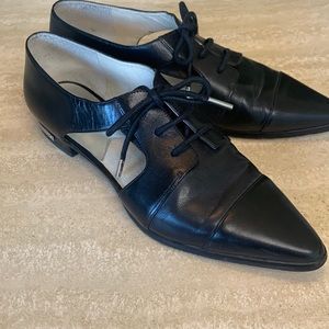 MICHAEL  - MICHAEL KORS shoes black flat with laces & side cut-out. Size 10. EUC